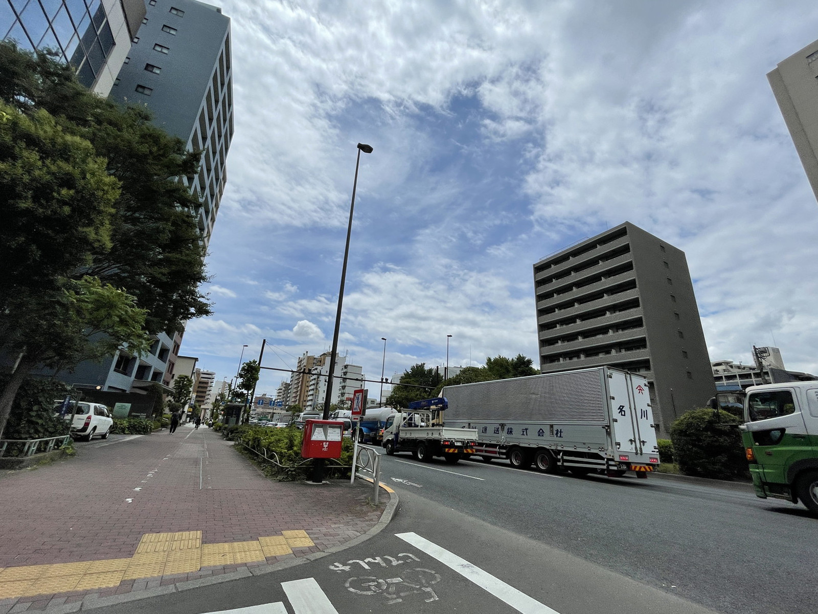 大森パークビル前面の通り