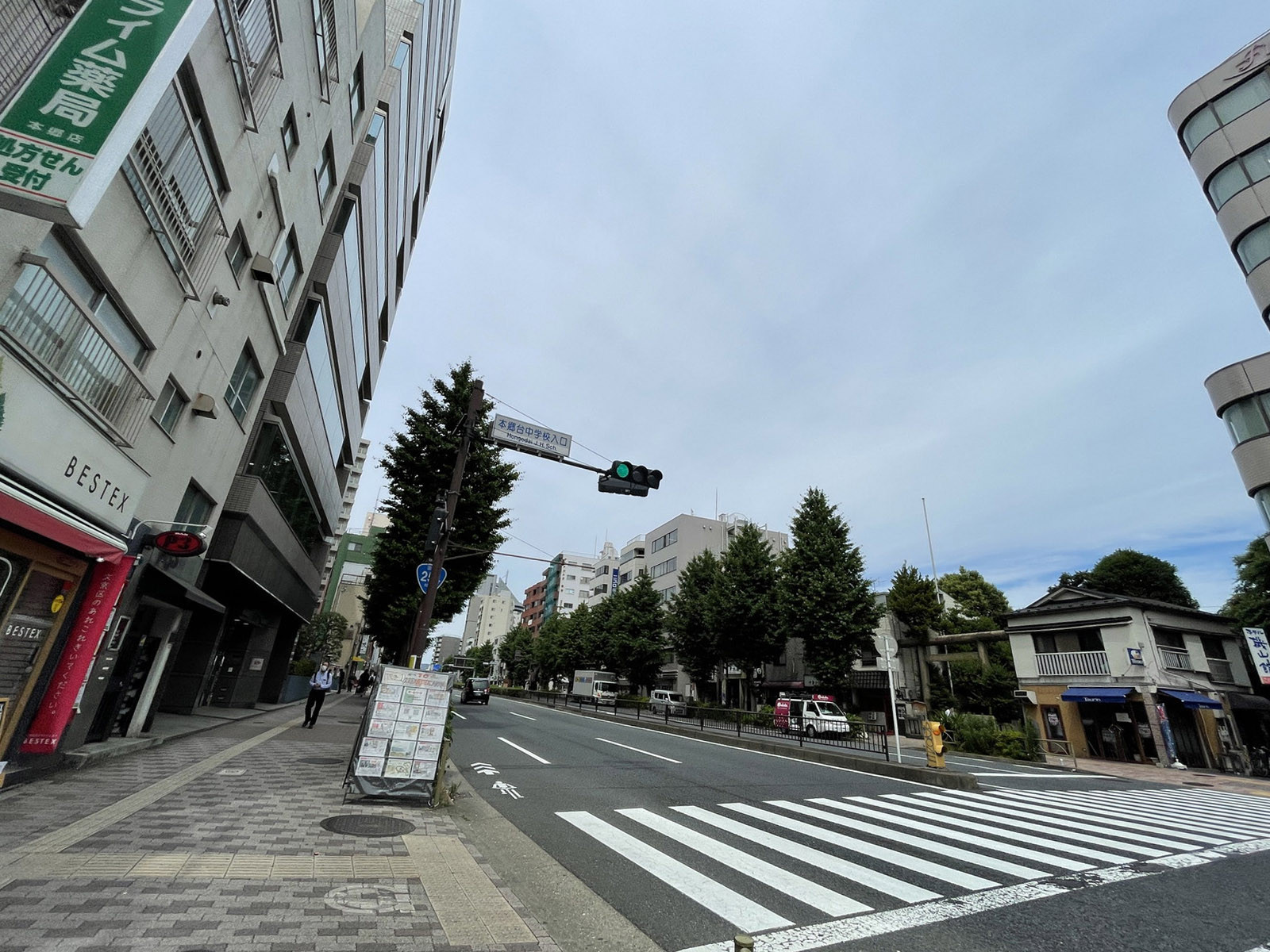 本郷4丁目ビル前面の通り