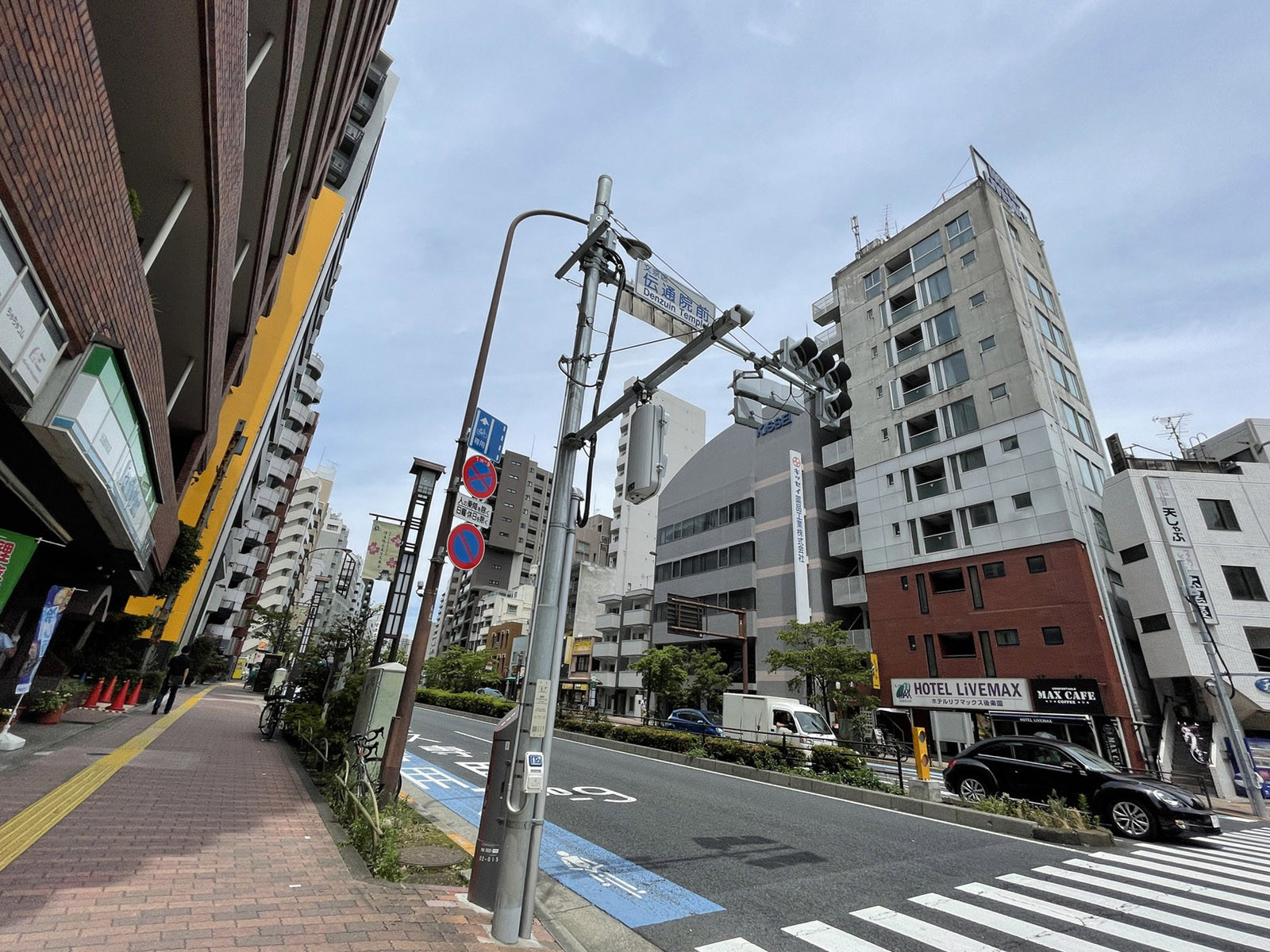 発陽ビル前面の通り