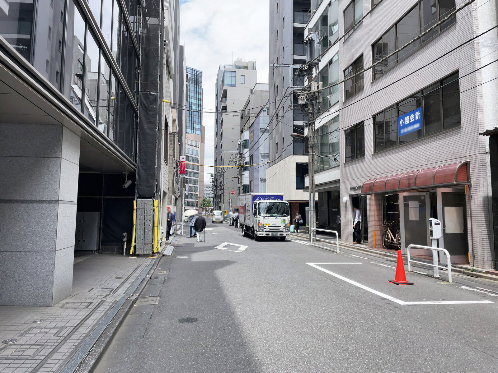 THE CROSS 神田前面の通り