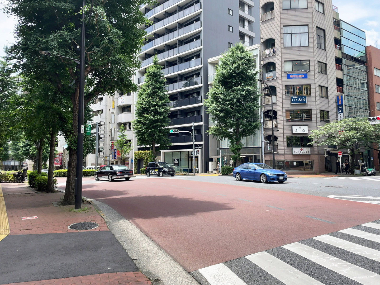 日専連朝日生命ビル前面の本郷通り