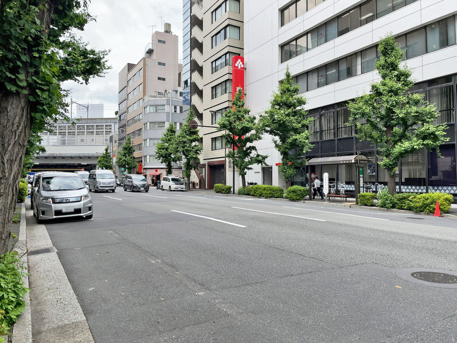 丸屋ビル前面の神田平成通り