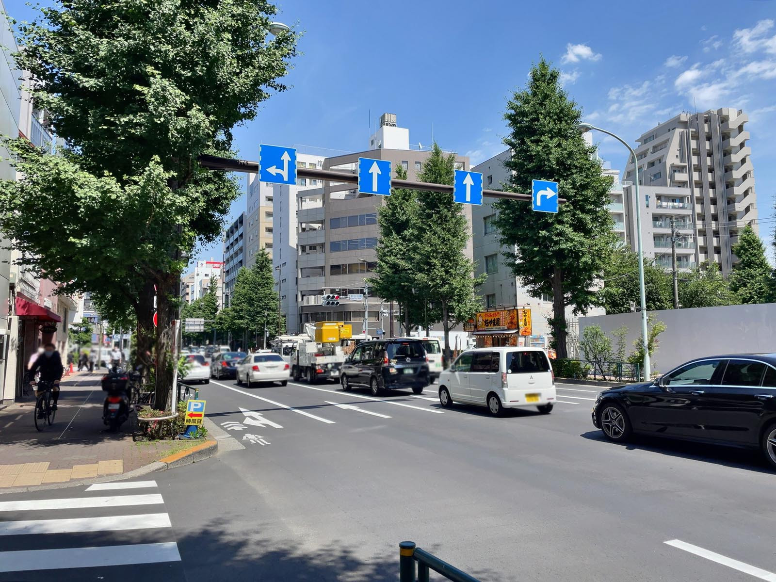 ZENビル前面の青梅街道