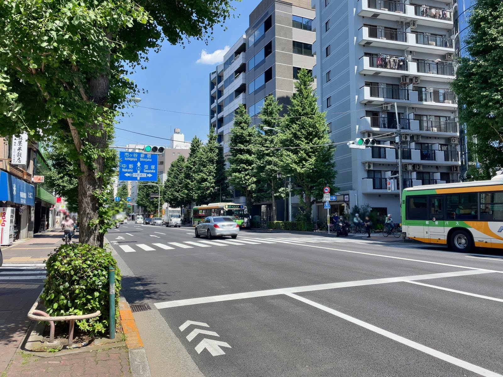 オースミビル前面の青梅街道