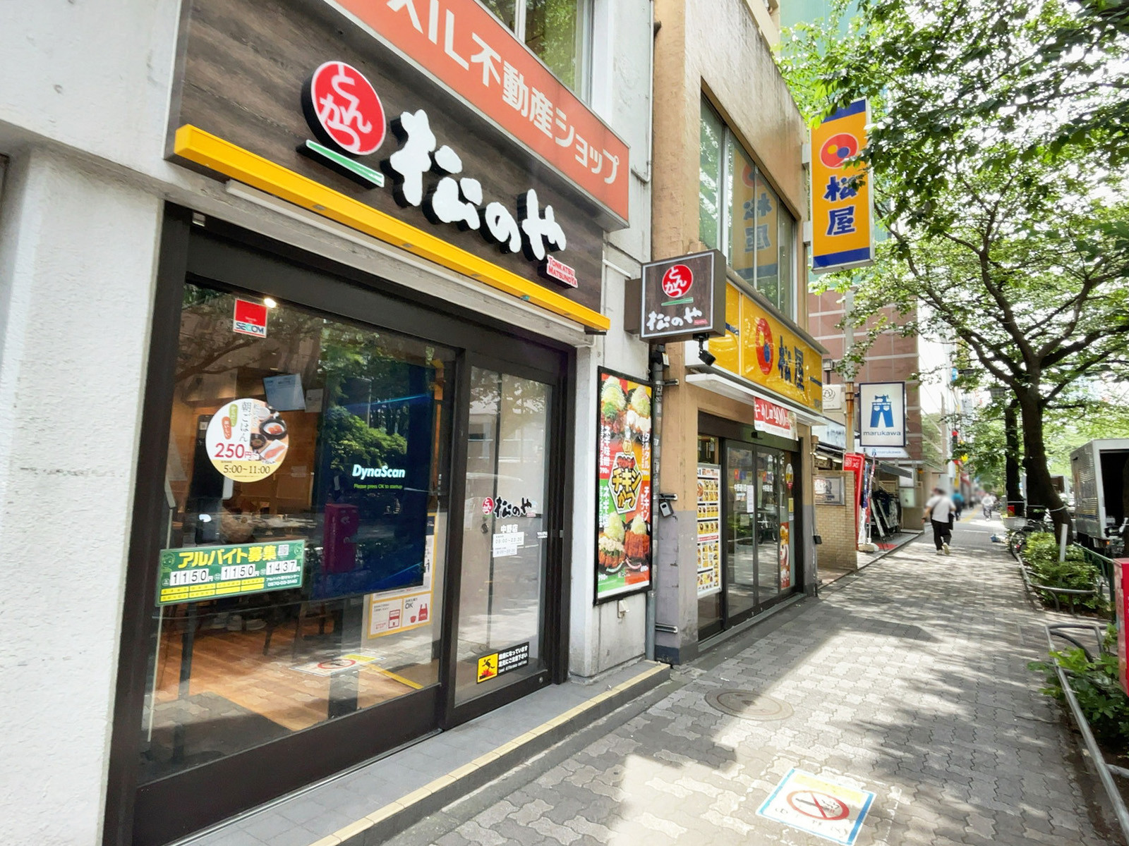 周辺は飲食店が充実