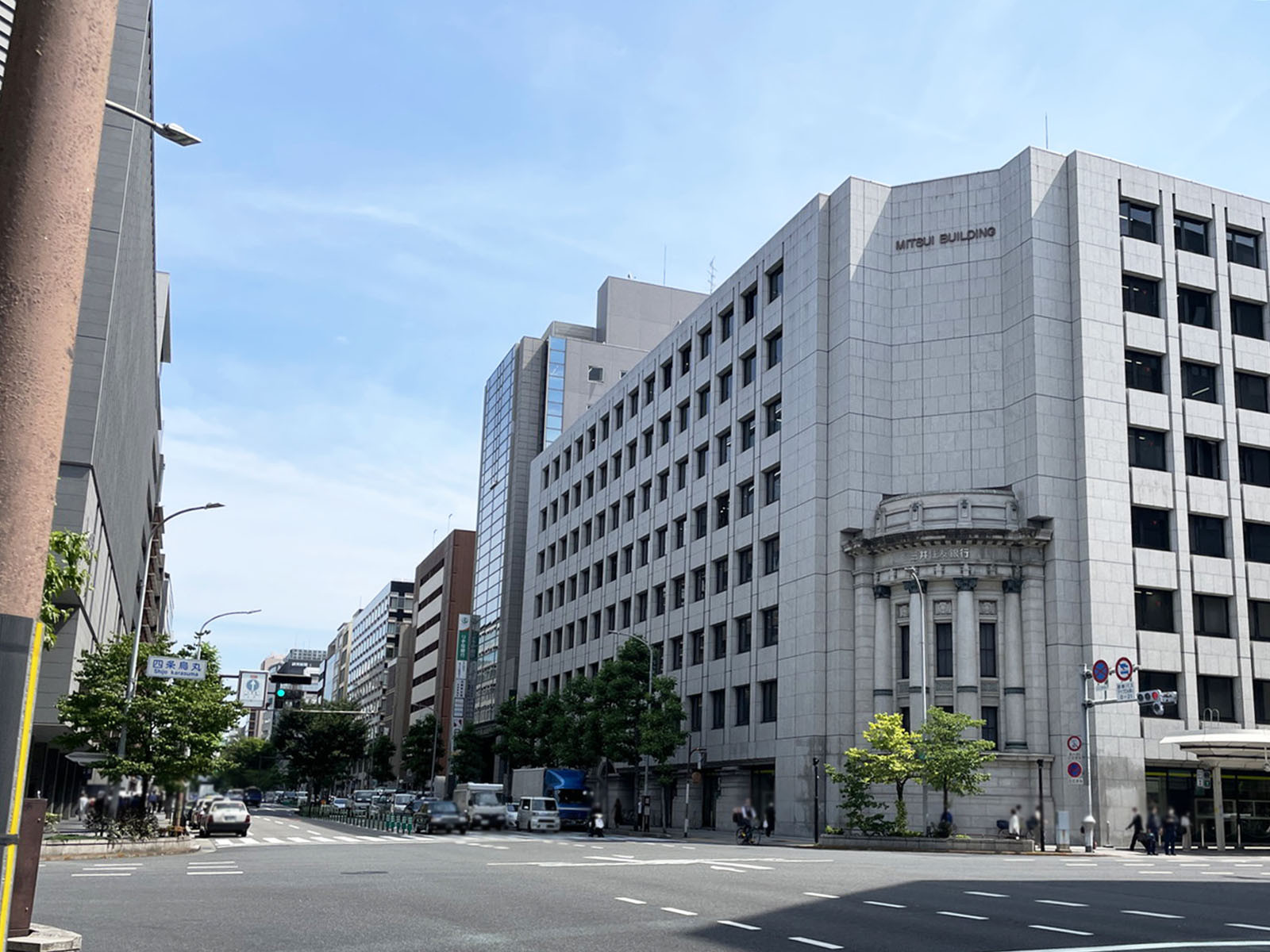 COCON KARASUMA前面の通り