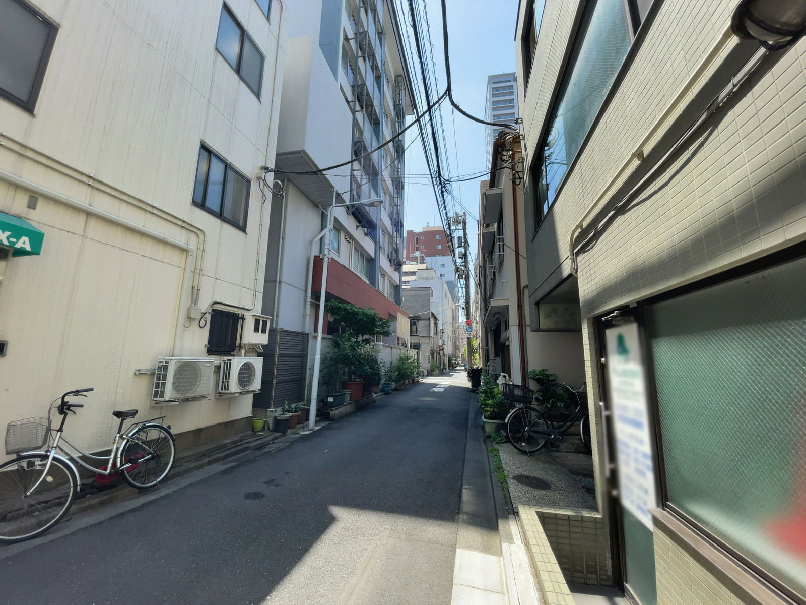 シューエックスビル前面の通り
