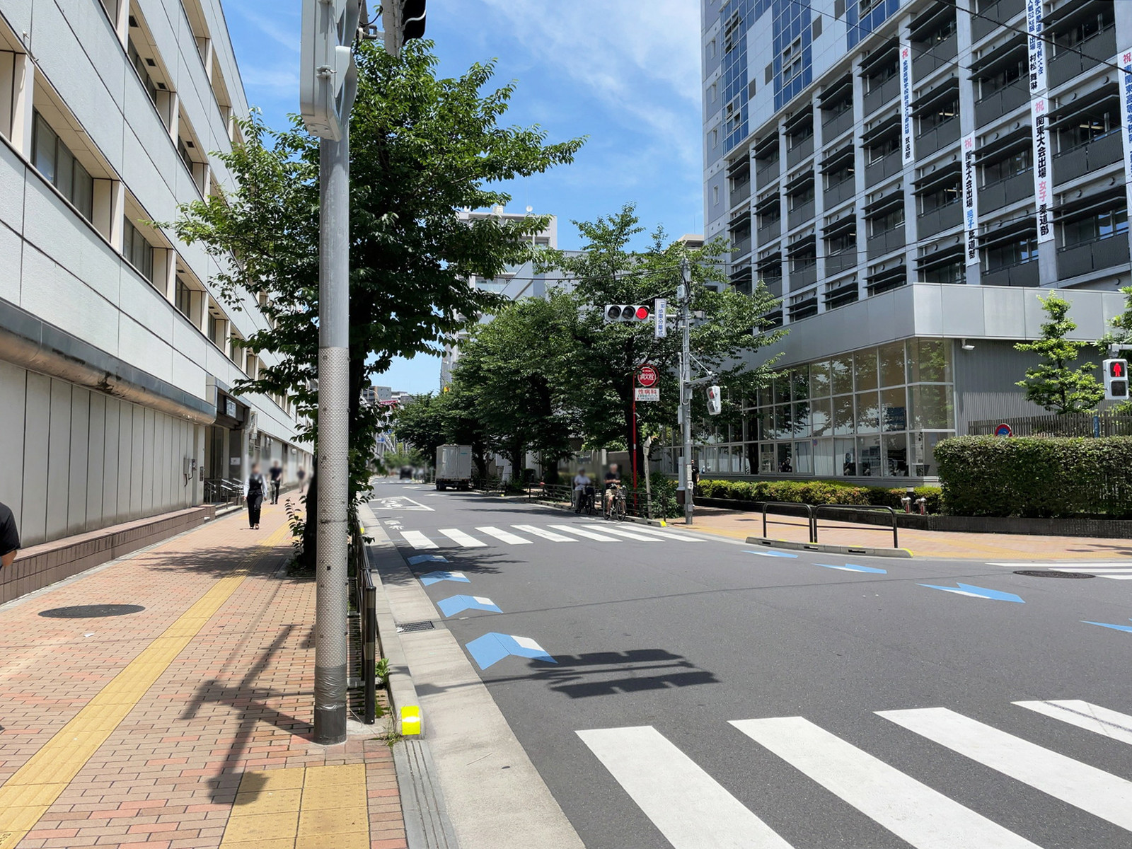 TT上野駅前ビル前面の入谷口通り