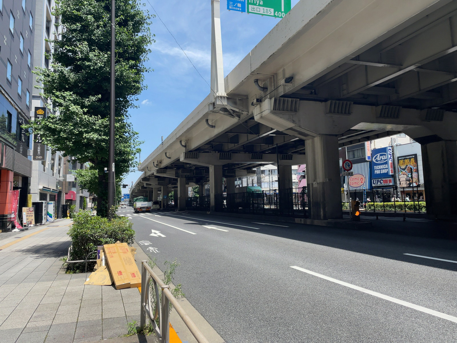 協和ビル前面の昭和通り