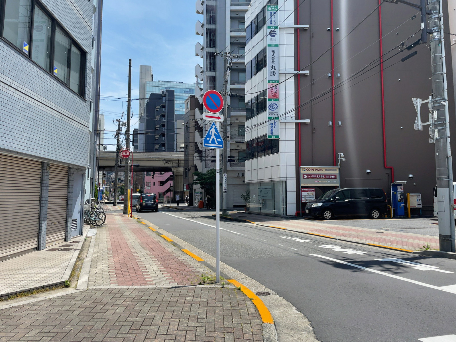 周辺はオフィス街