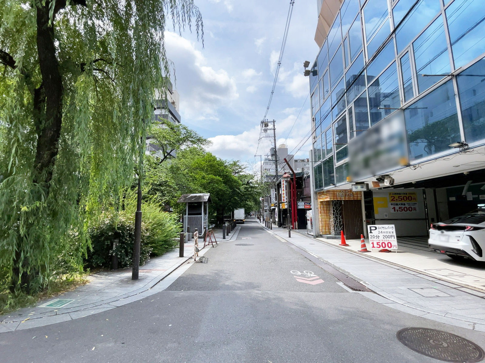 ロイヤルパークビル前面の通り