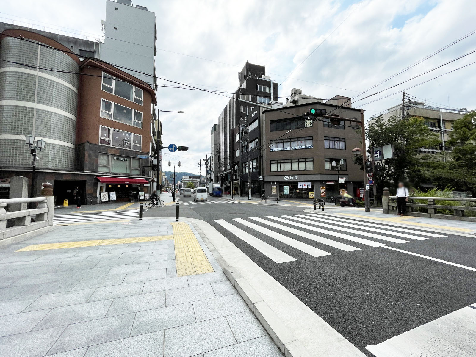aune京都三条前面の通り