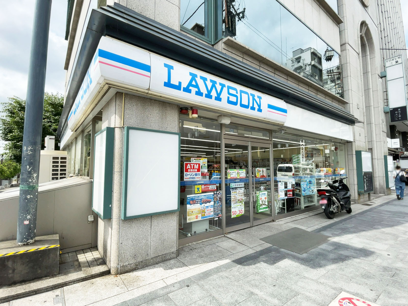 徒歩1分のローソン 三条大橋店