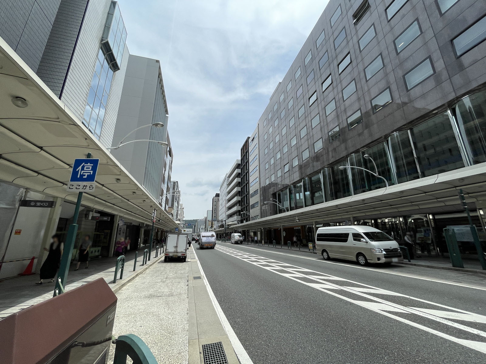 ヤサカ四条ビル前面の通り