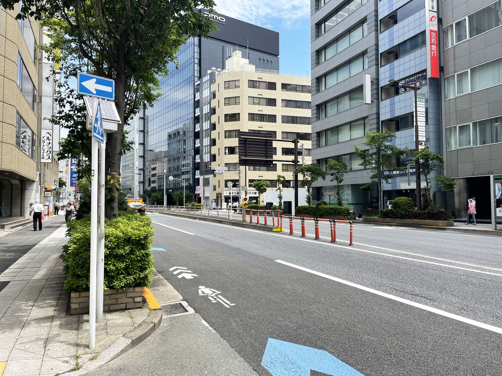 日本橋ライフサイエンスビルディング5前面の江戸通り