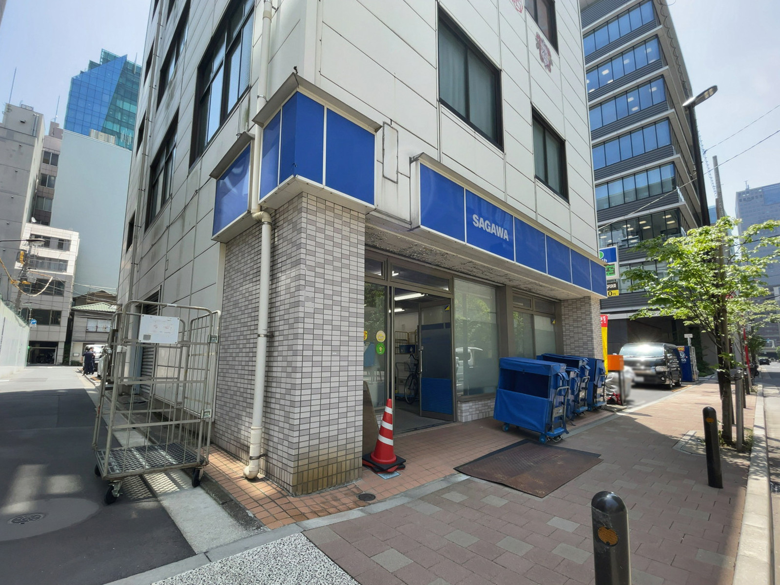 ビル前の佐川急便