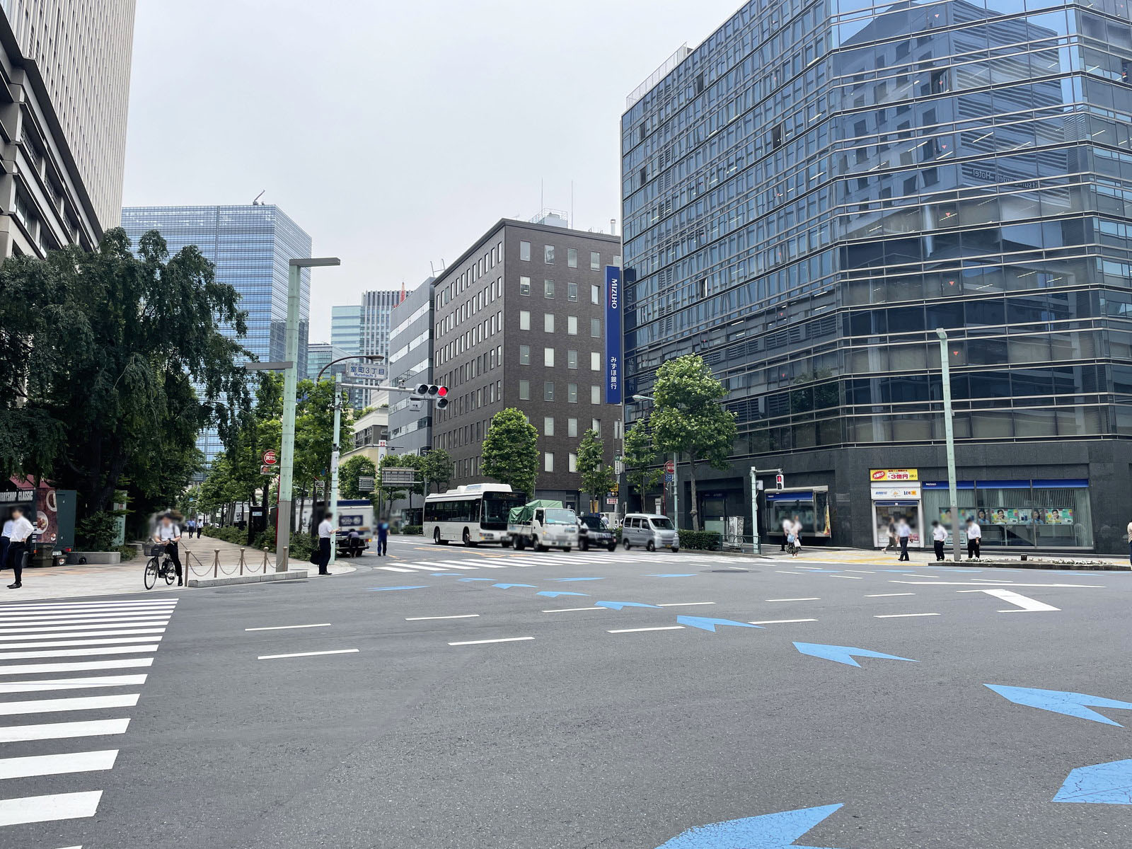 東京建物室町ビル前面の江戸通り