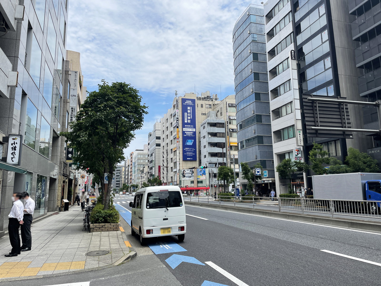 小伝馬町新日本橋ビルディング前面の江戸通り