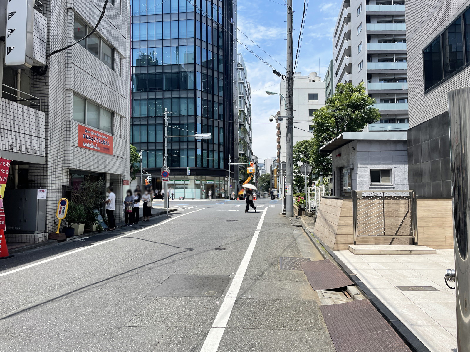 岩並ビル前面の通り