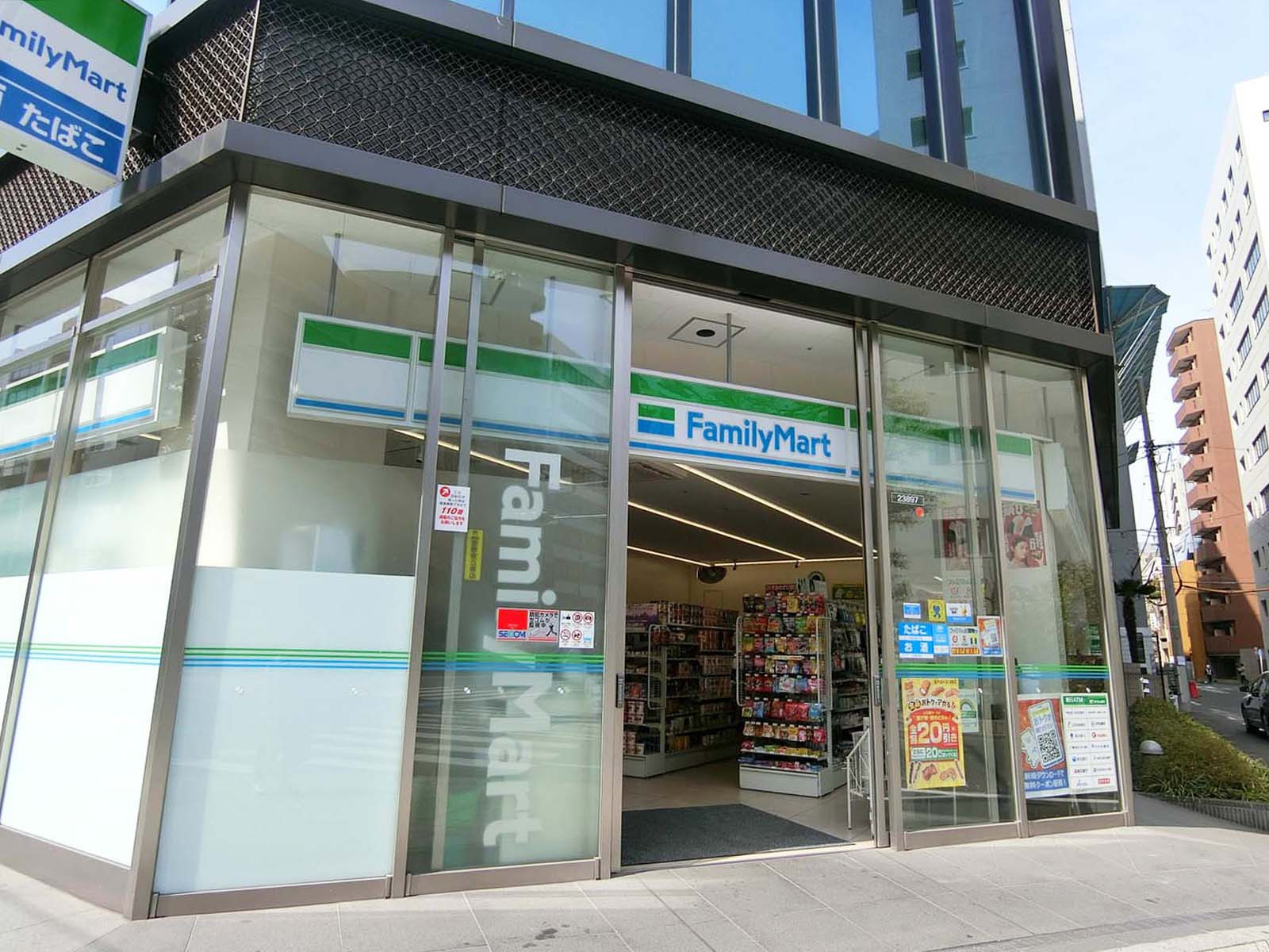 至近のファミリーマート小伝馬町鞍掛橋店