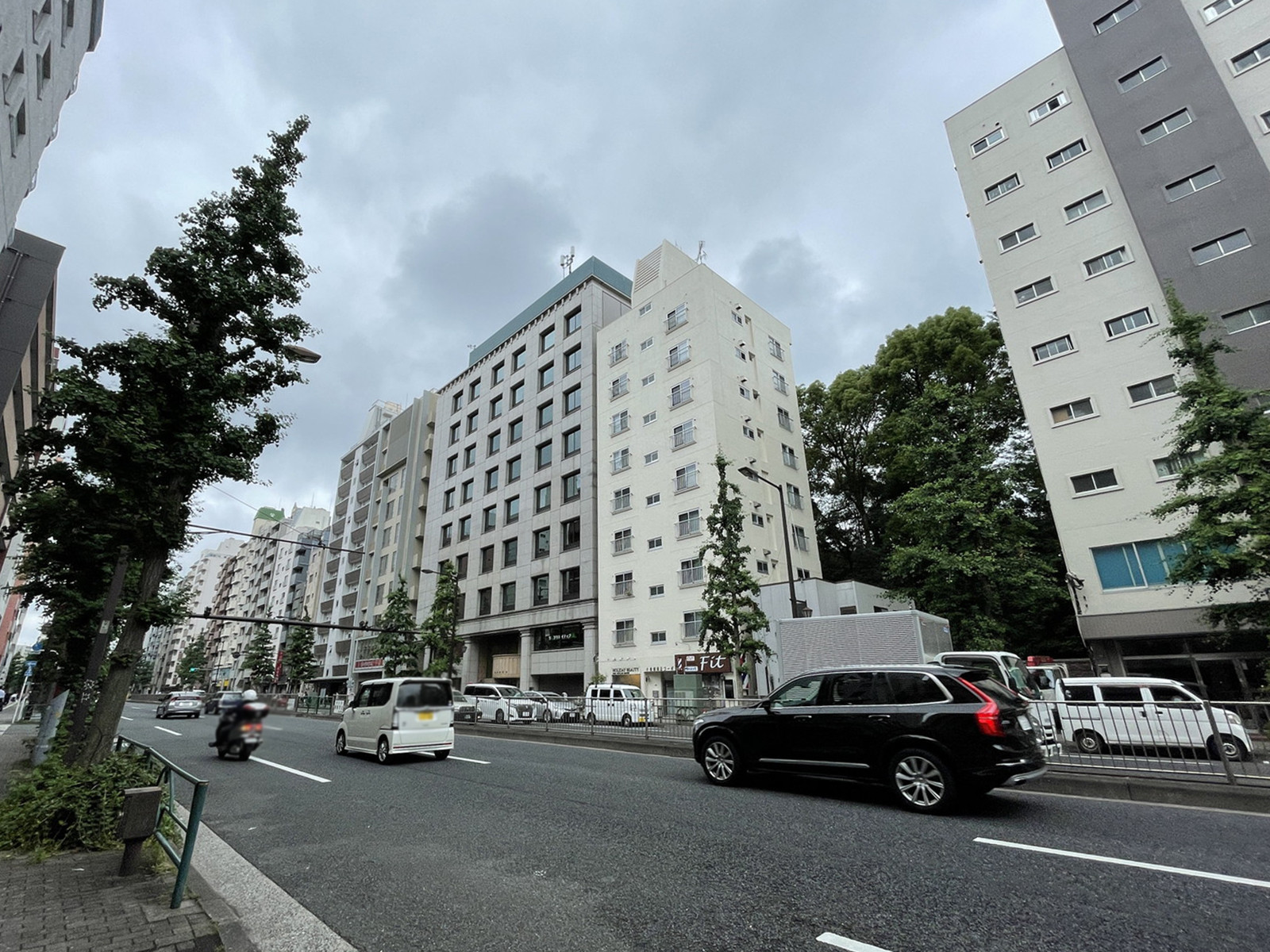 エルピスビル前面の通り