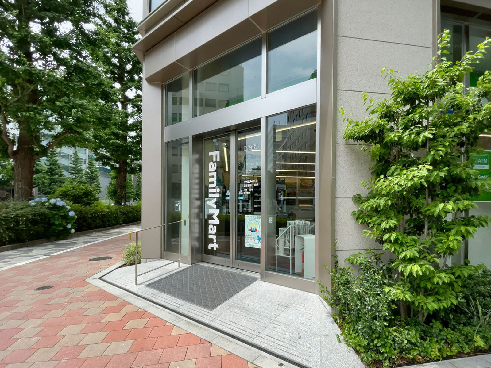 至近のファミリーマート 日本橋三丁目店
