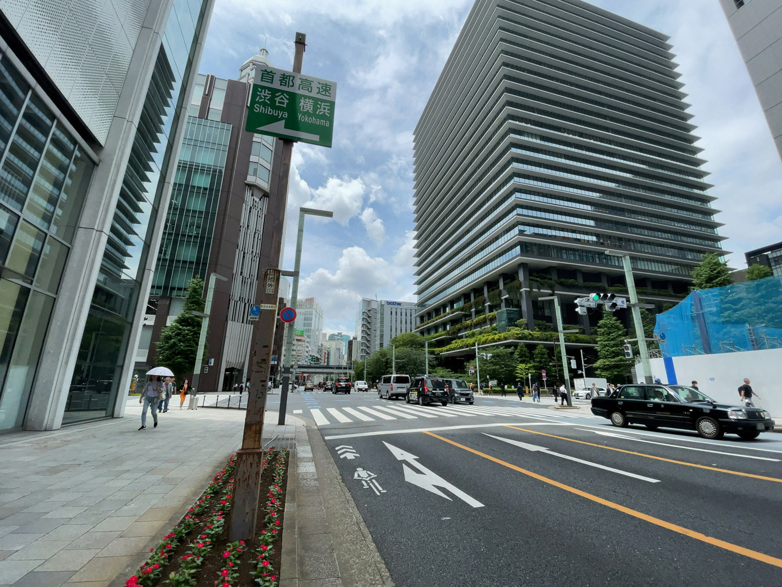 京橋NSビル前面の通り