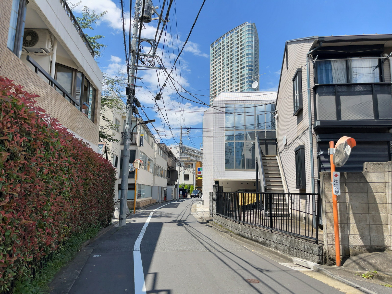 ラグジュアリーヒルズ赤坂前面の通り