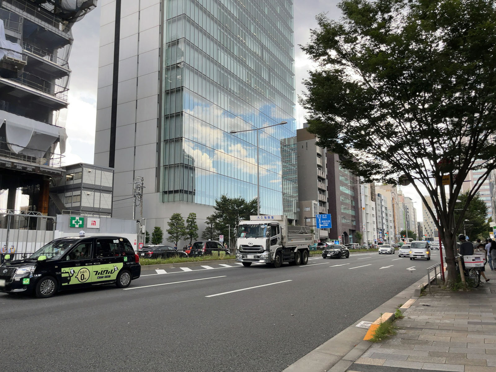 オフィスビル前面の青山通り
