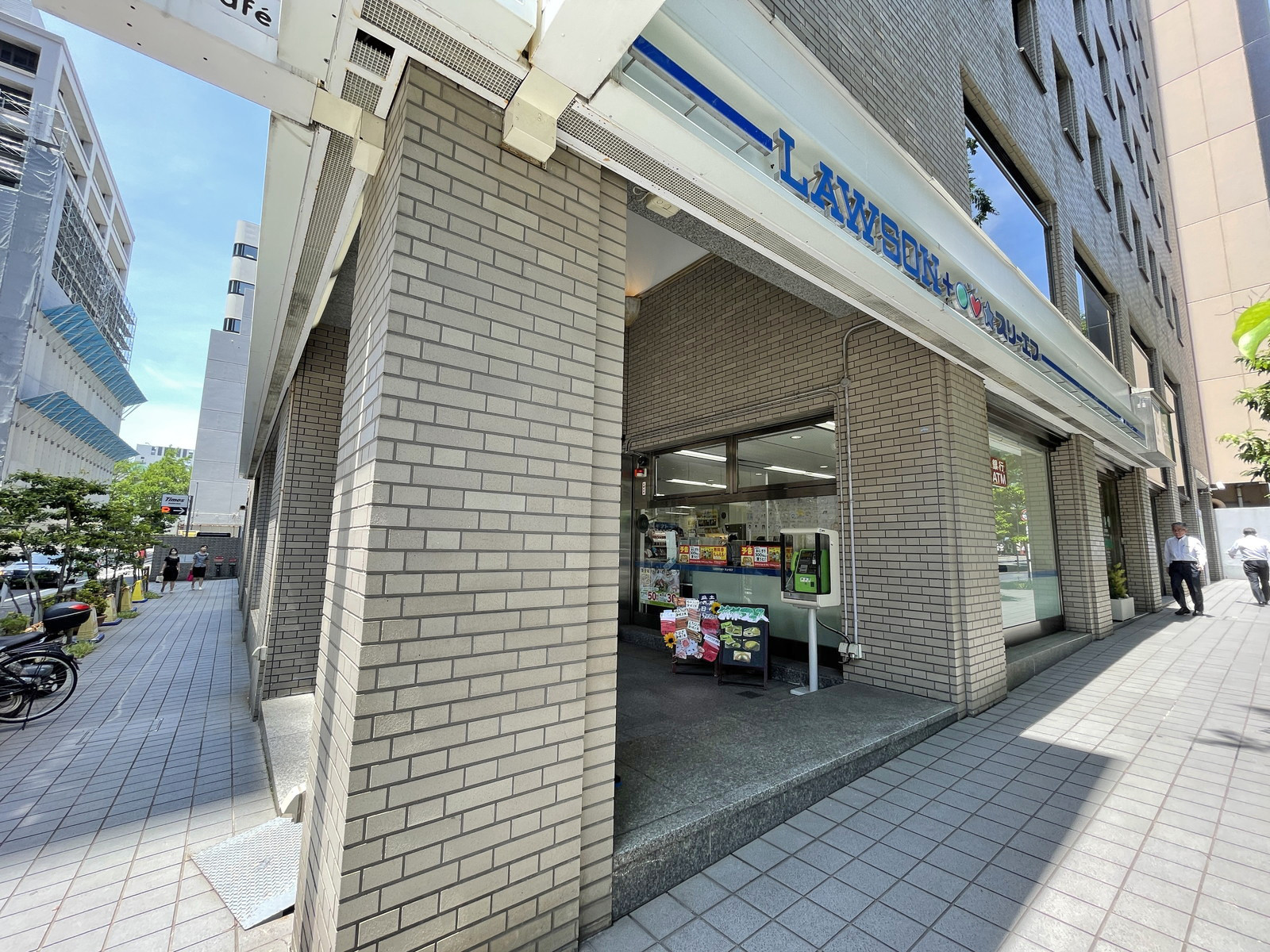 徒歩2分のローソン・スリーエフ日本大通店