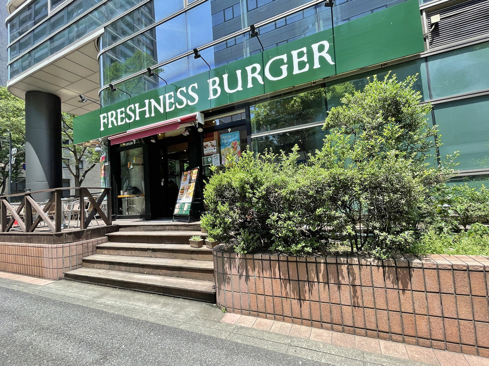 付近のフレッシュネスバーガー山下