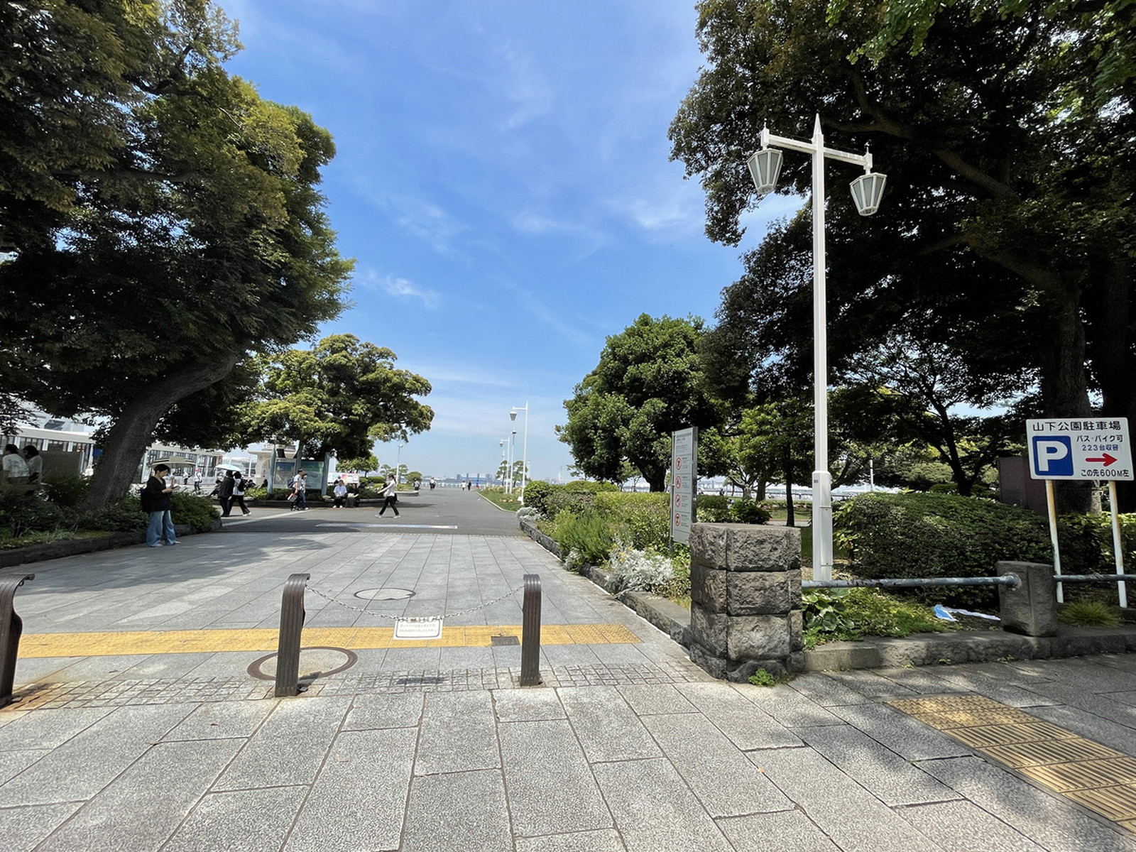 近くの山下公園広場