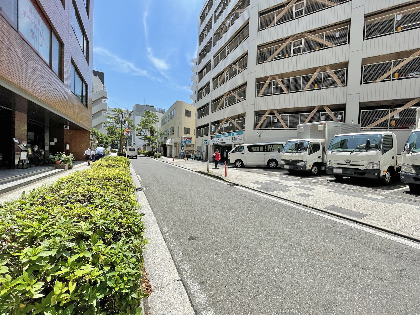 横浜飛栄ビル前面の通り
