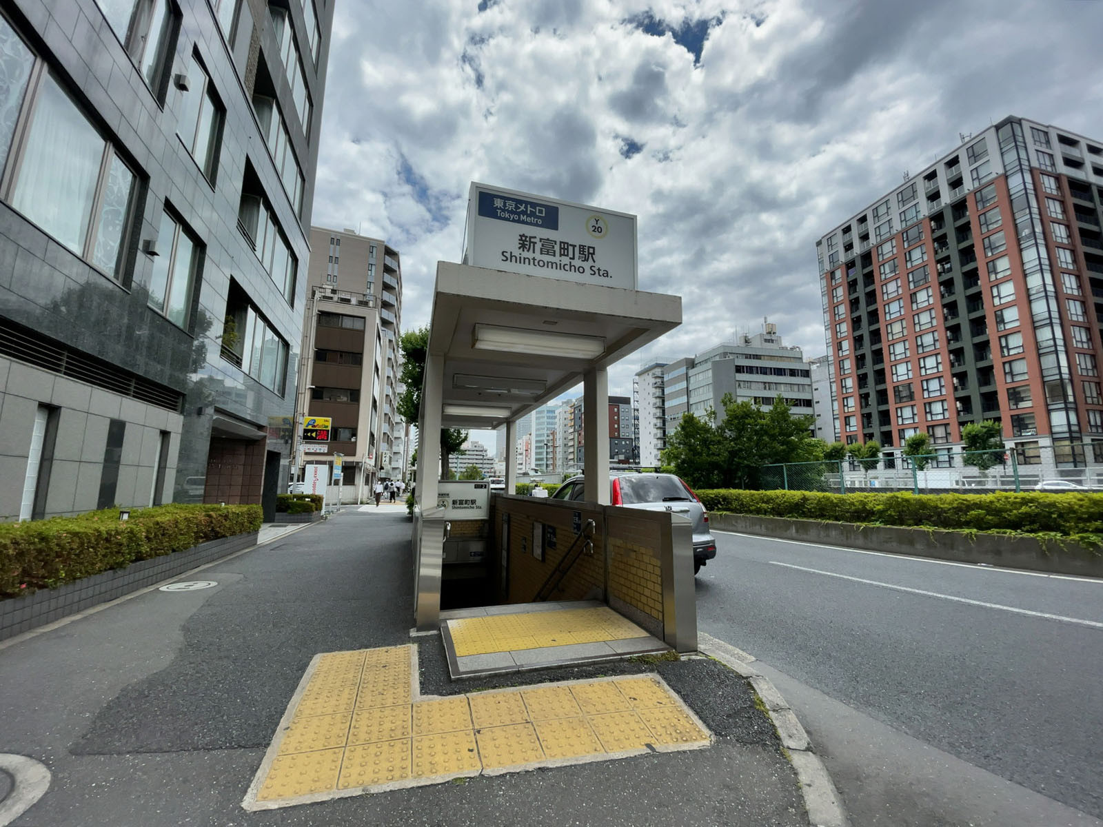 最寄りの「新富町駅」