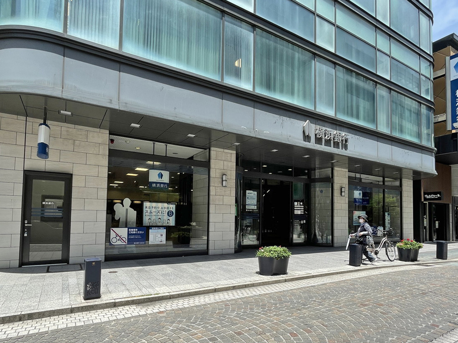 徒歩1分の横浜銀行 元町支店