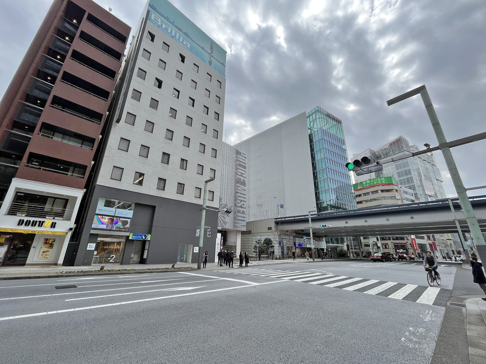 東京スクエアガーデン前面の京橋中央通り