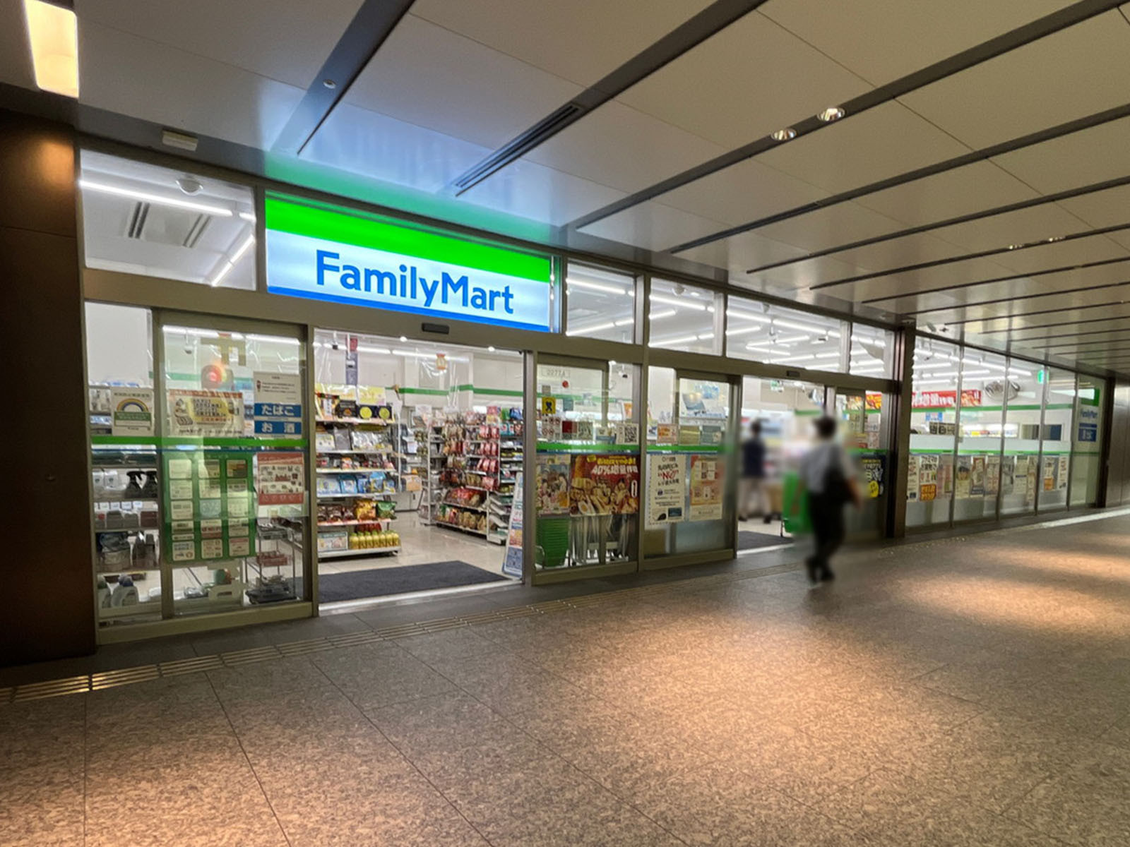 徒歩2分のファミリーマート 丸の内オアゾ店