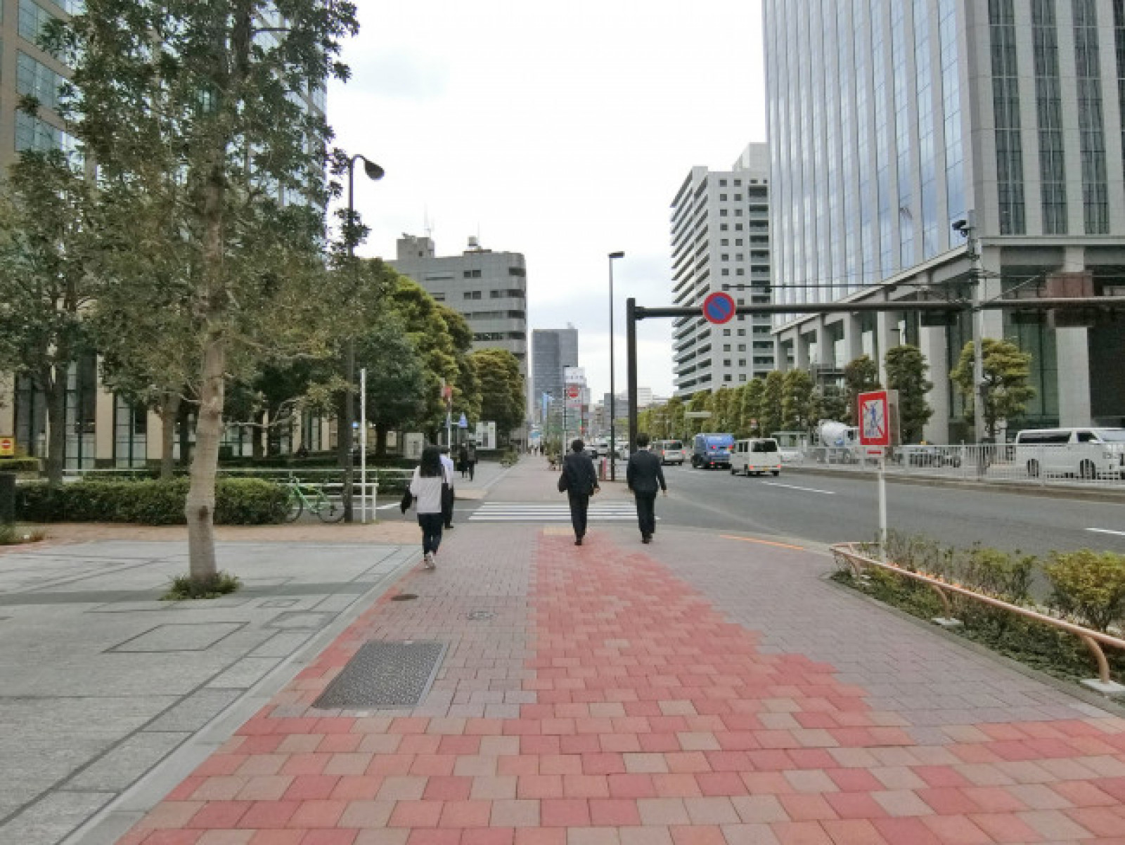 Dタワー西新宿前面の通り