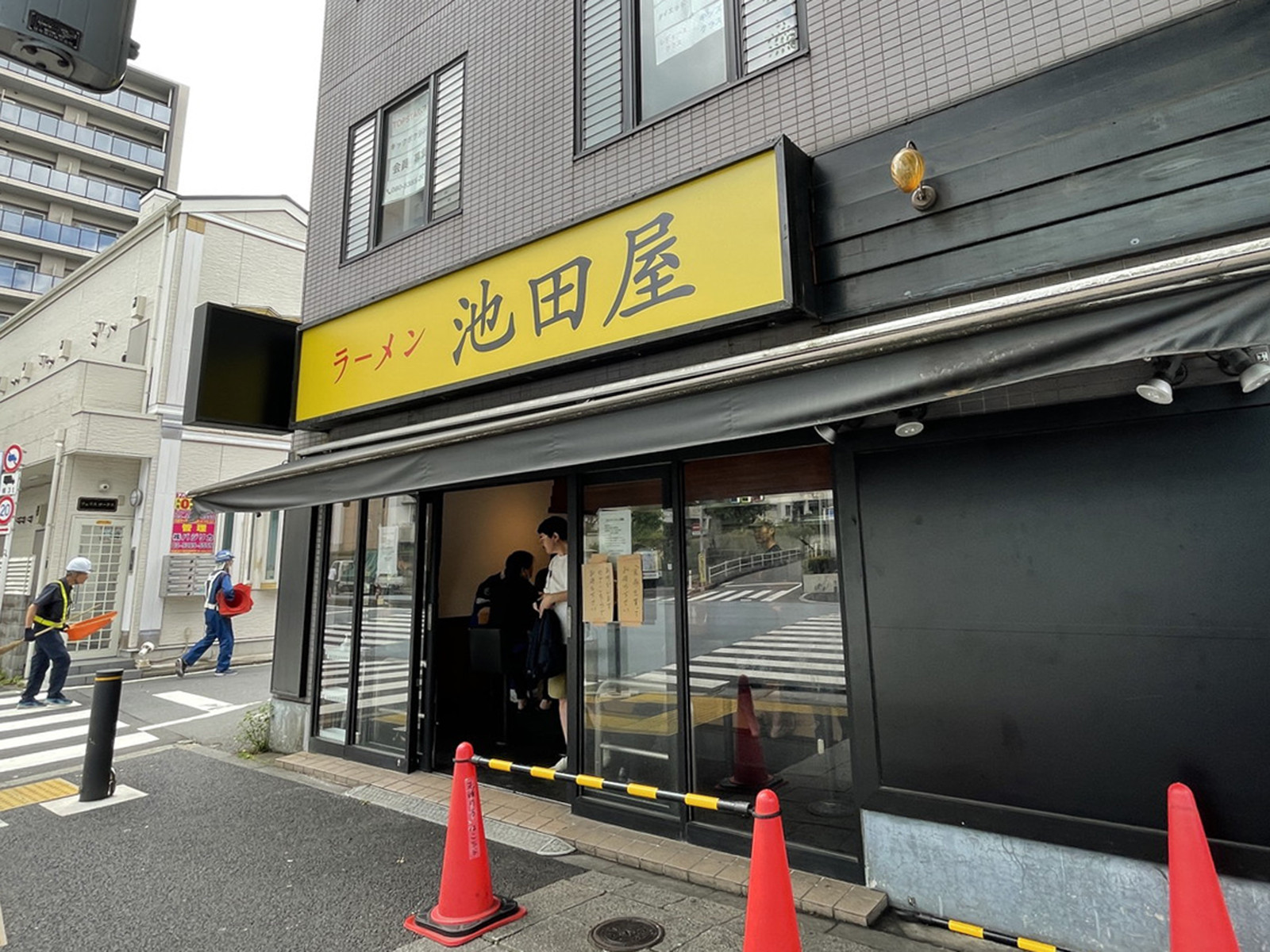 周辺には飲食店が点在