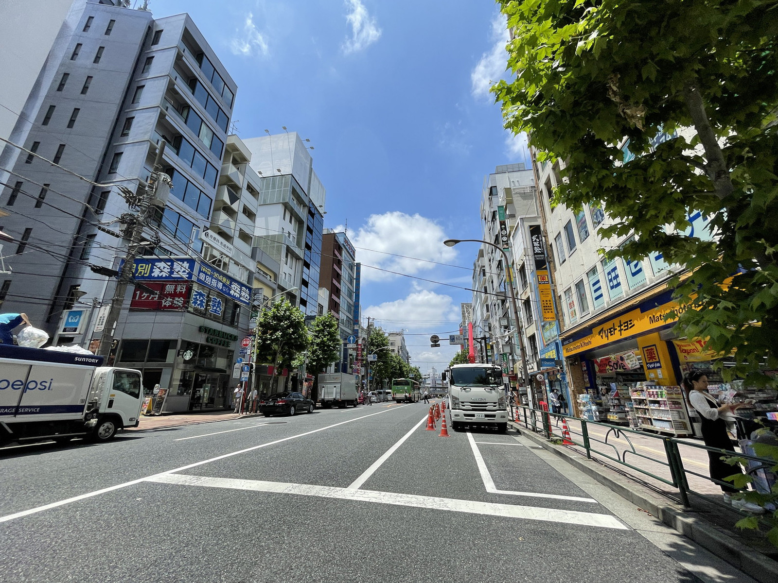HABUKA BLDG前面の通り