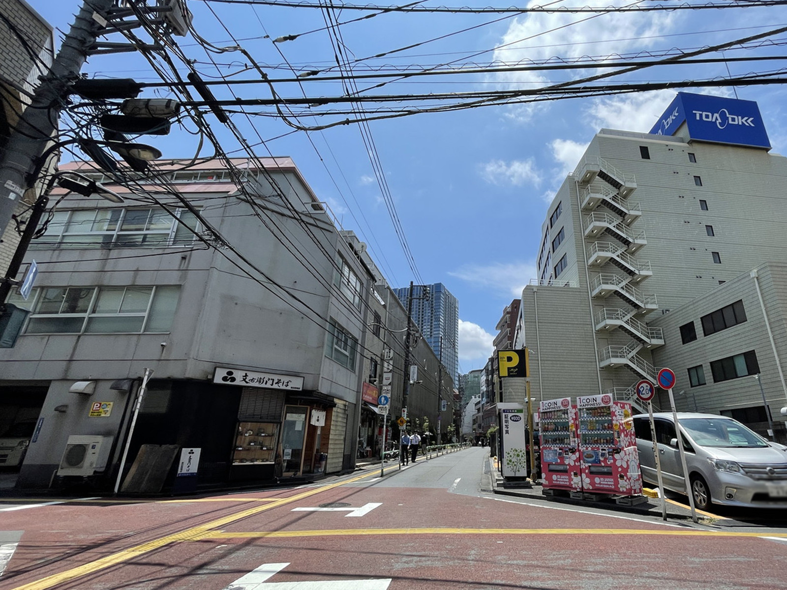 創信ビル前面の通り