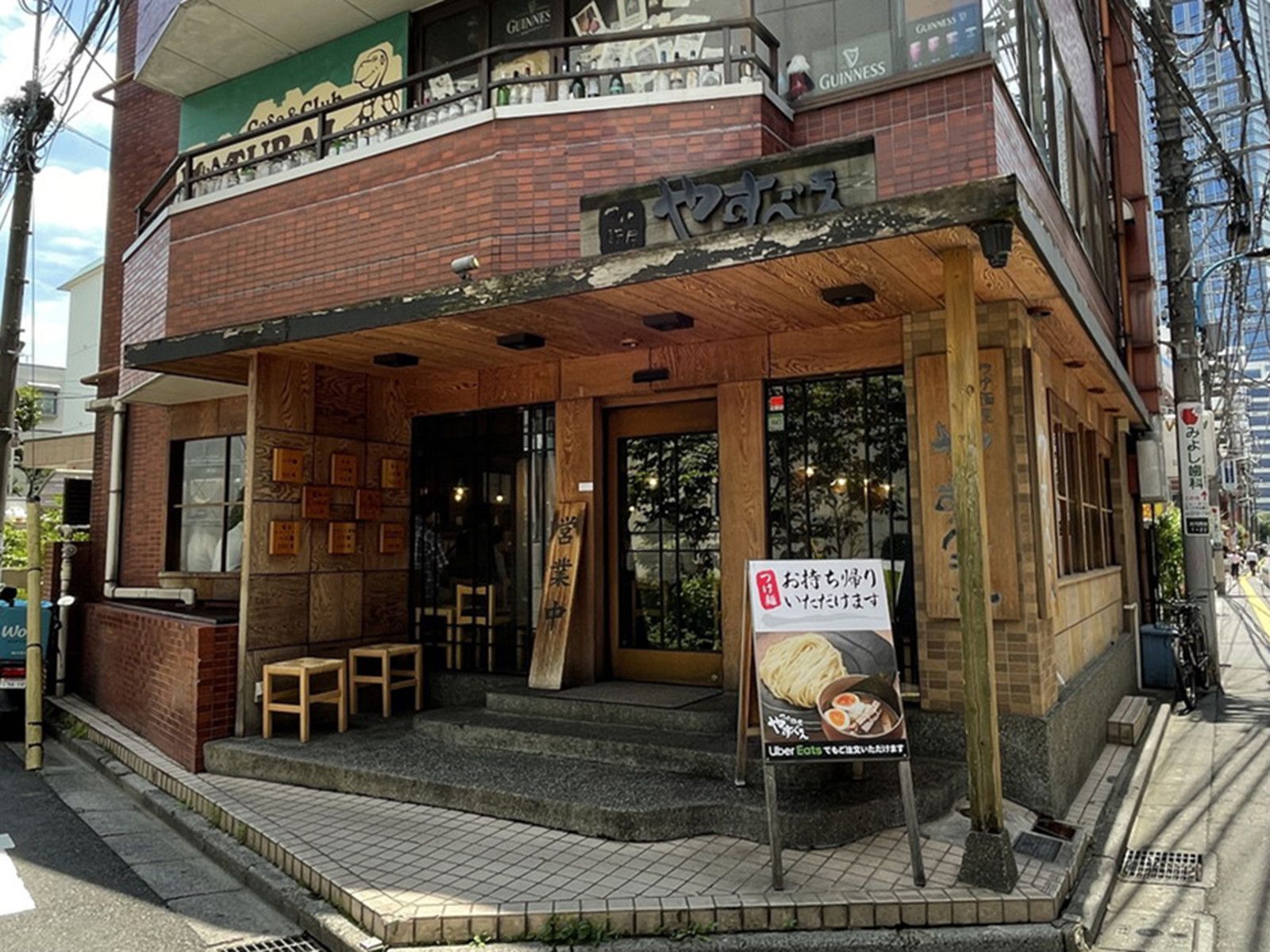 周辺には飲食店が点在