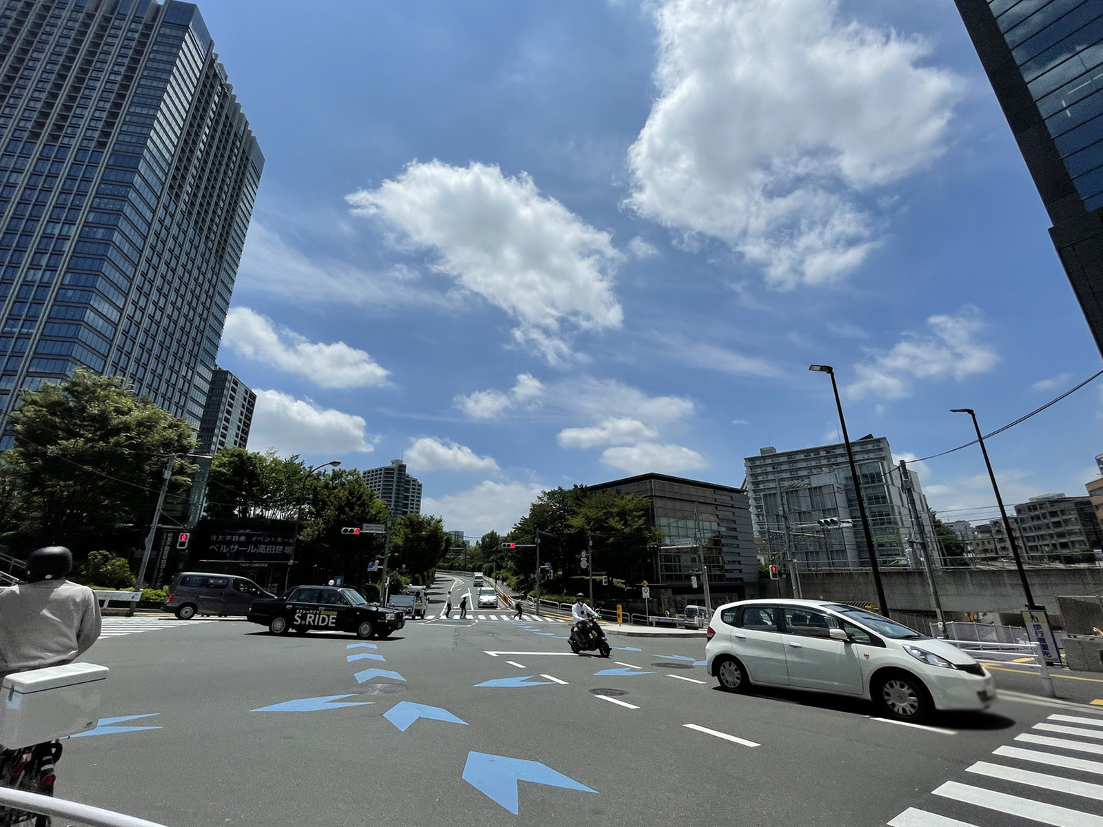 高田馬場センタービル前面の通り