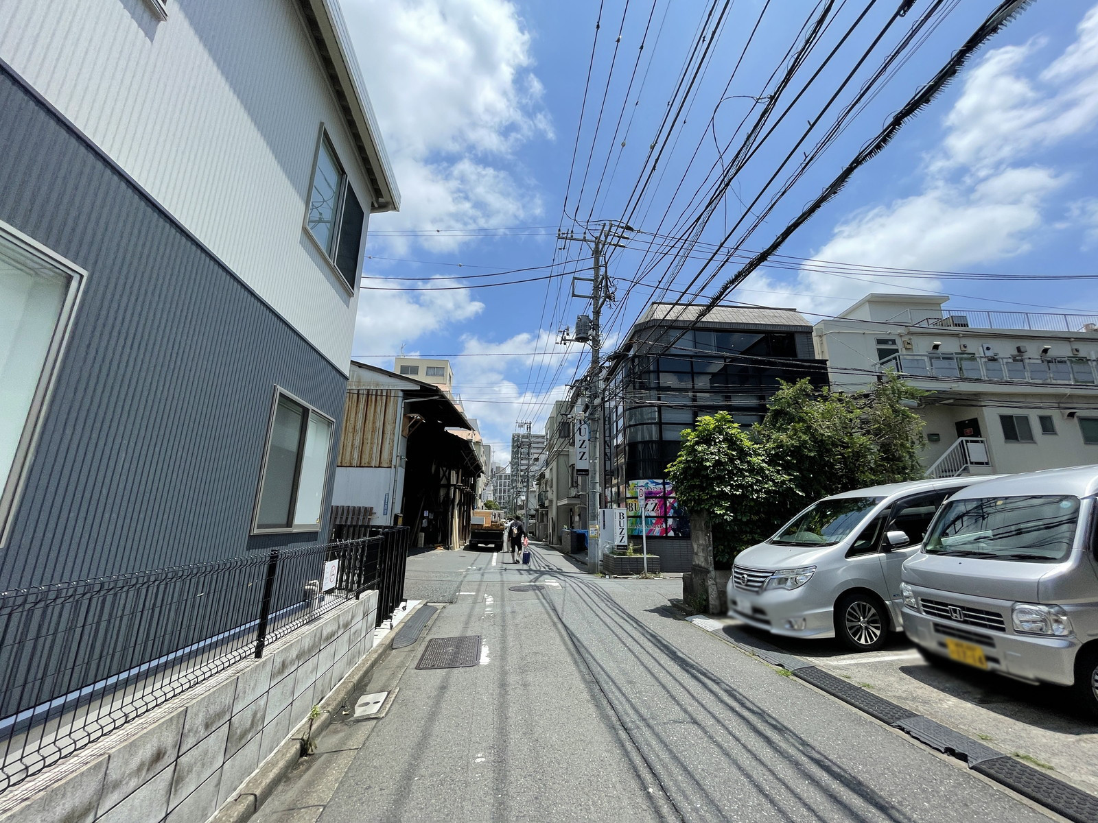 ミナエビル前面の通り