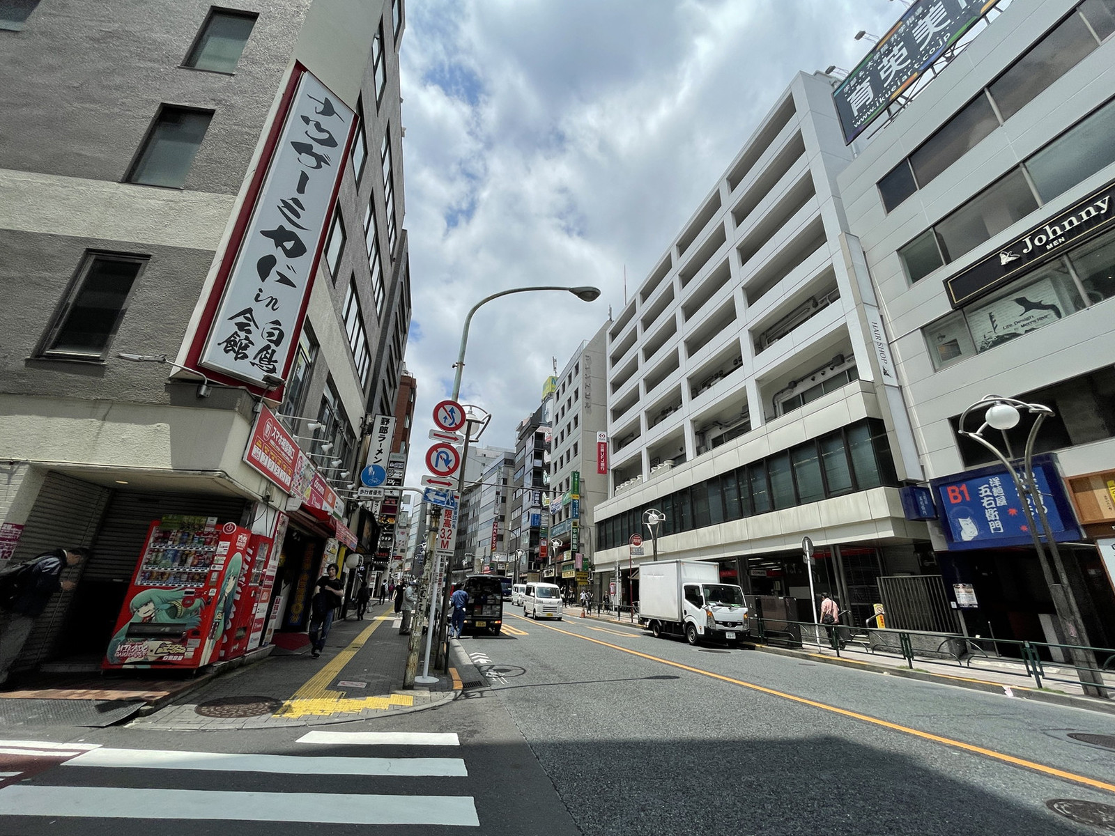 青柳ビル前面の早稲田通り