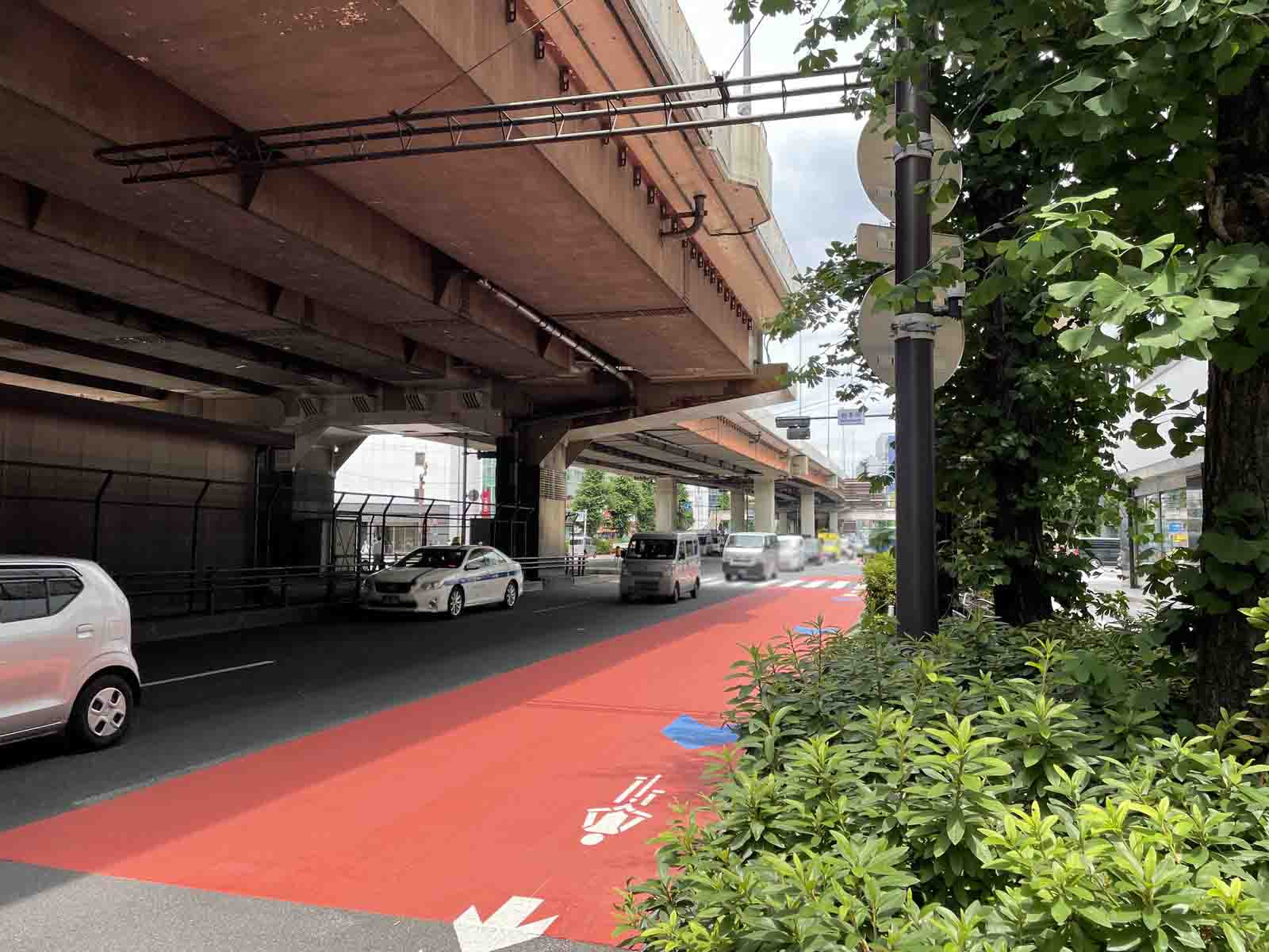 千代田岩本ビル前面の昭和通り