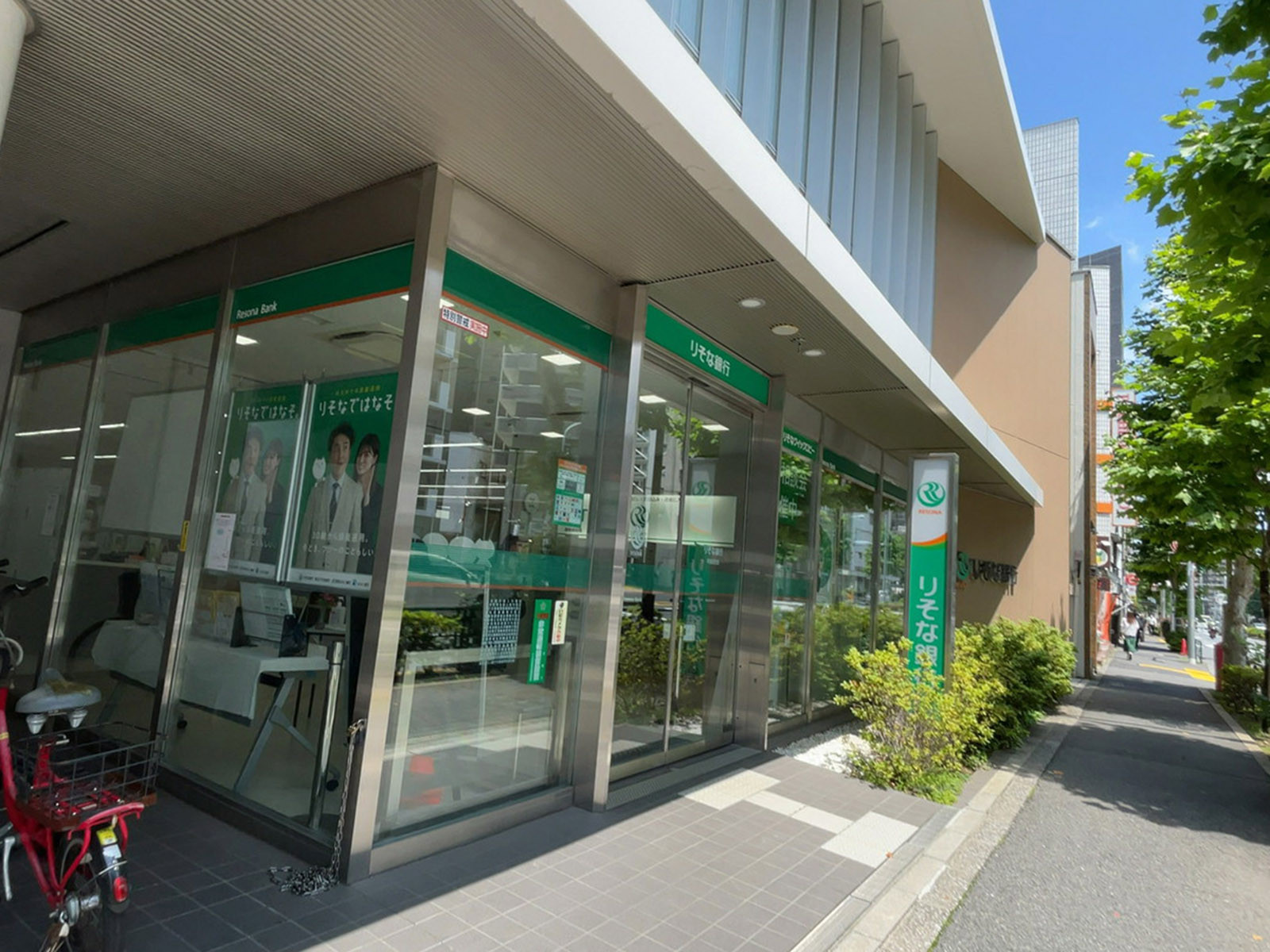 徒歩2分のりそな銀行 早稲田支店