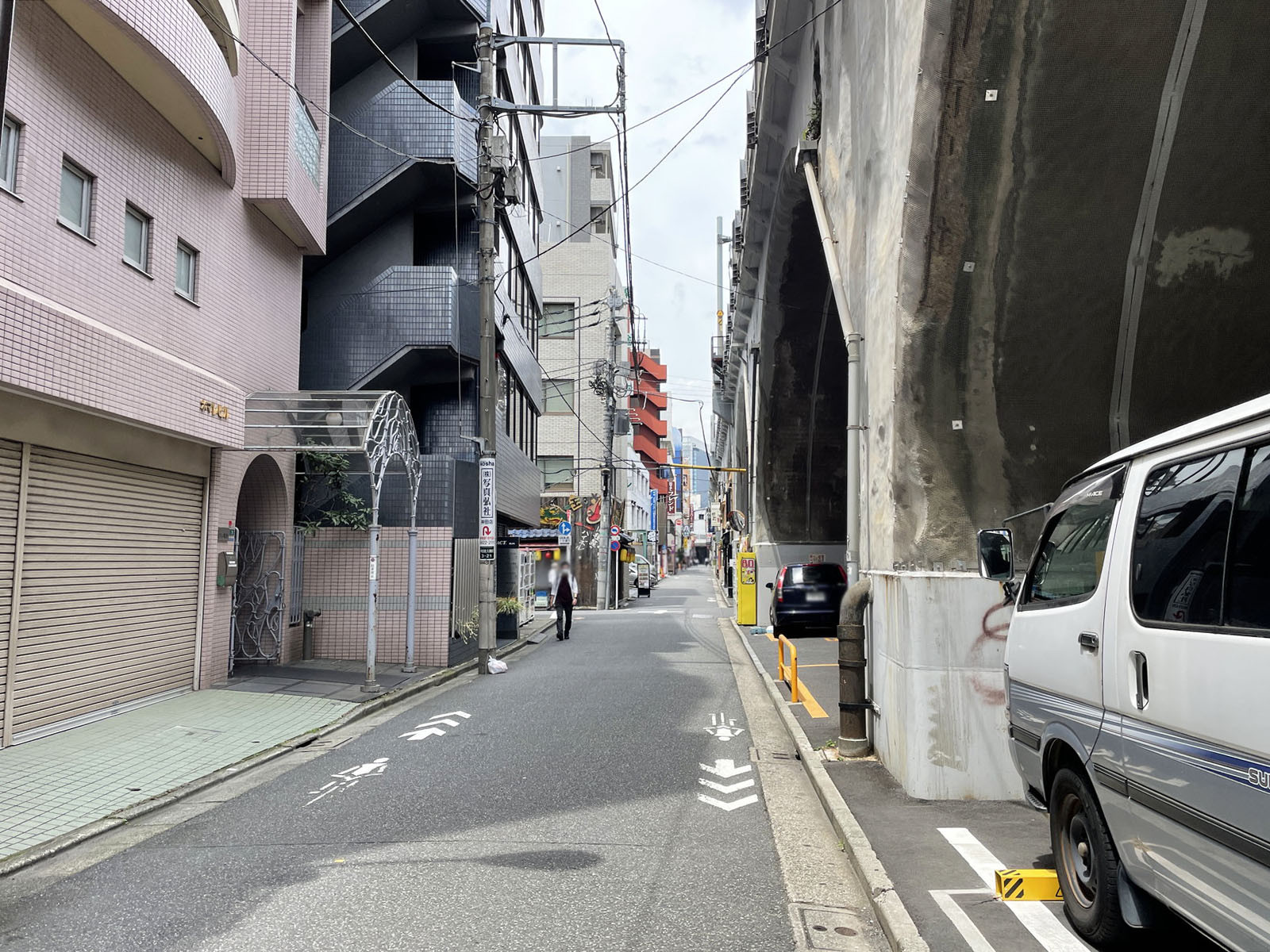 相原ビル前面の通り