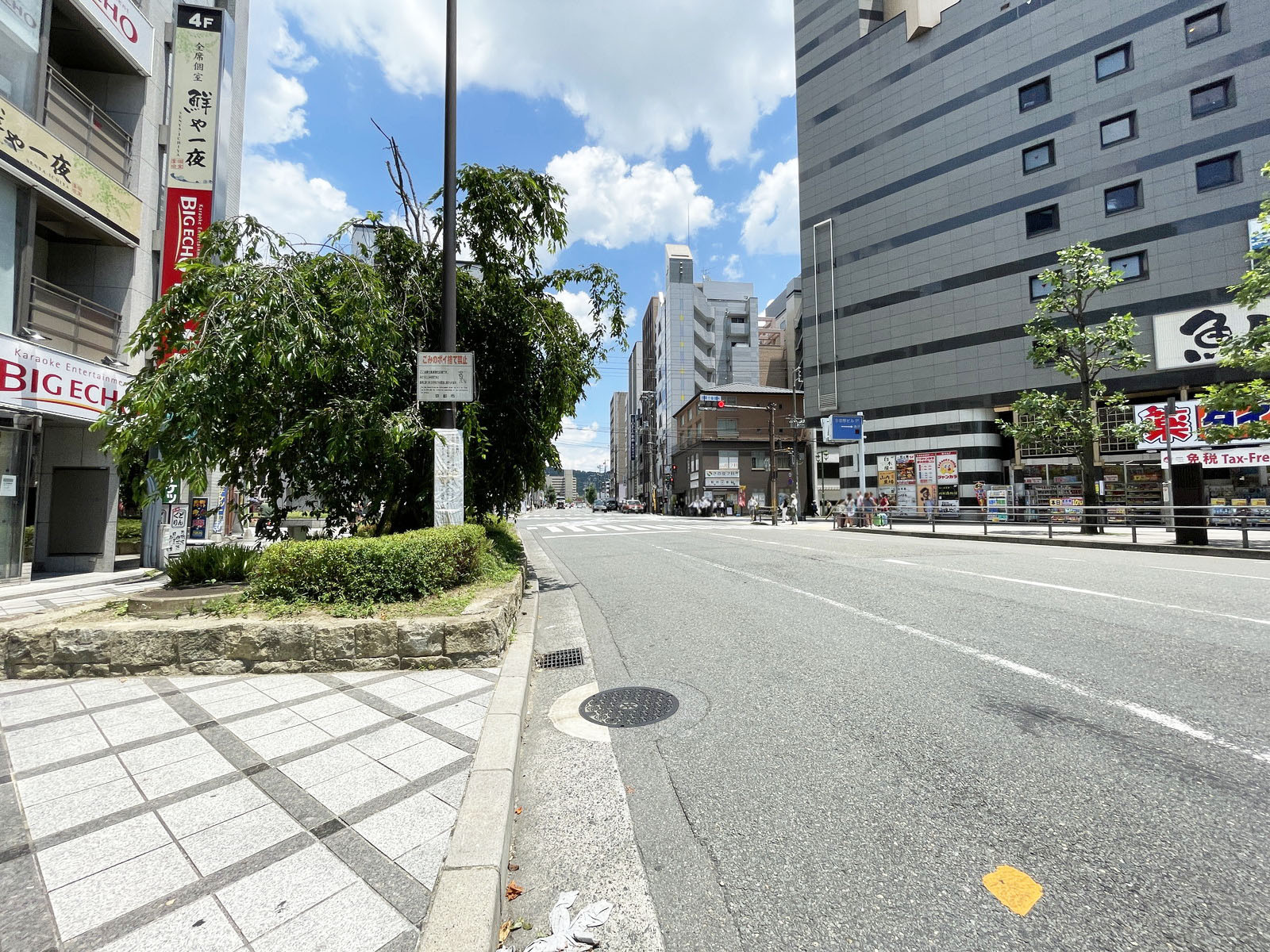 菊岡家ビル前面の通り