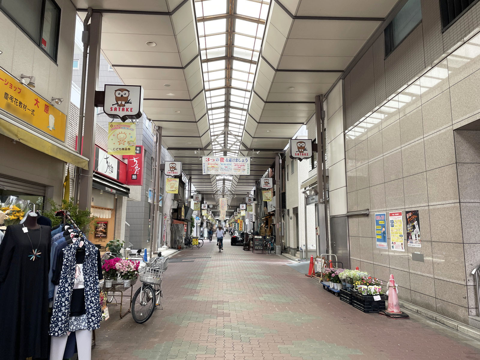 佐竹商店街の入口に立地